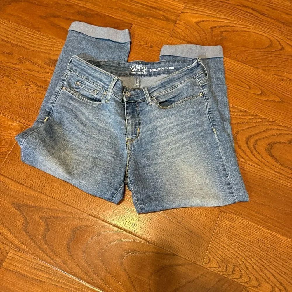Levi’s modern capri size 8 Women's Blue Jeans